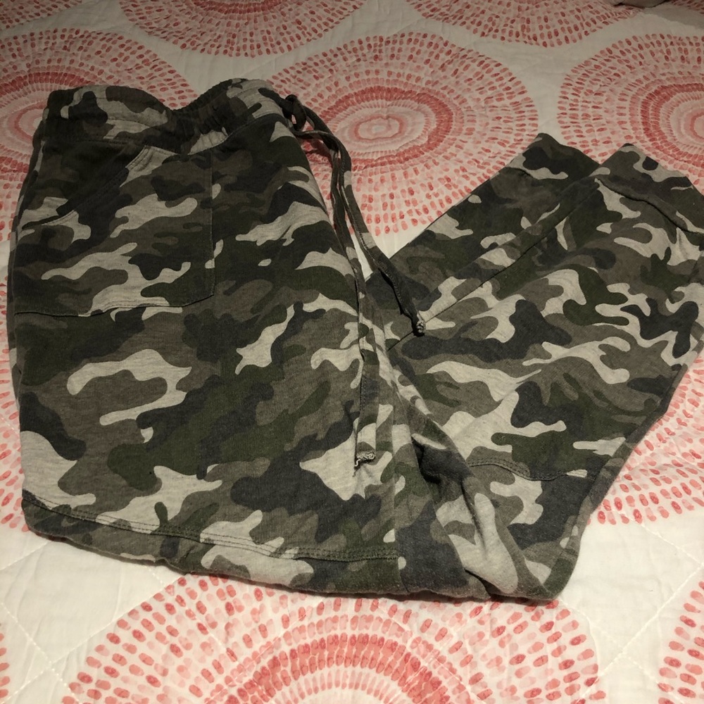 Camo cropped joggers